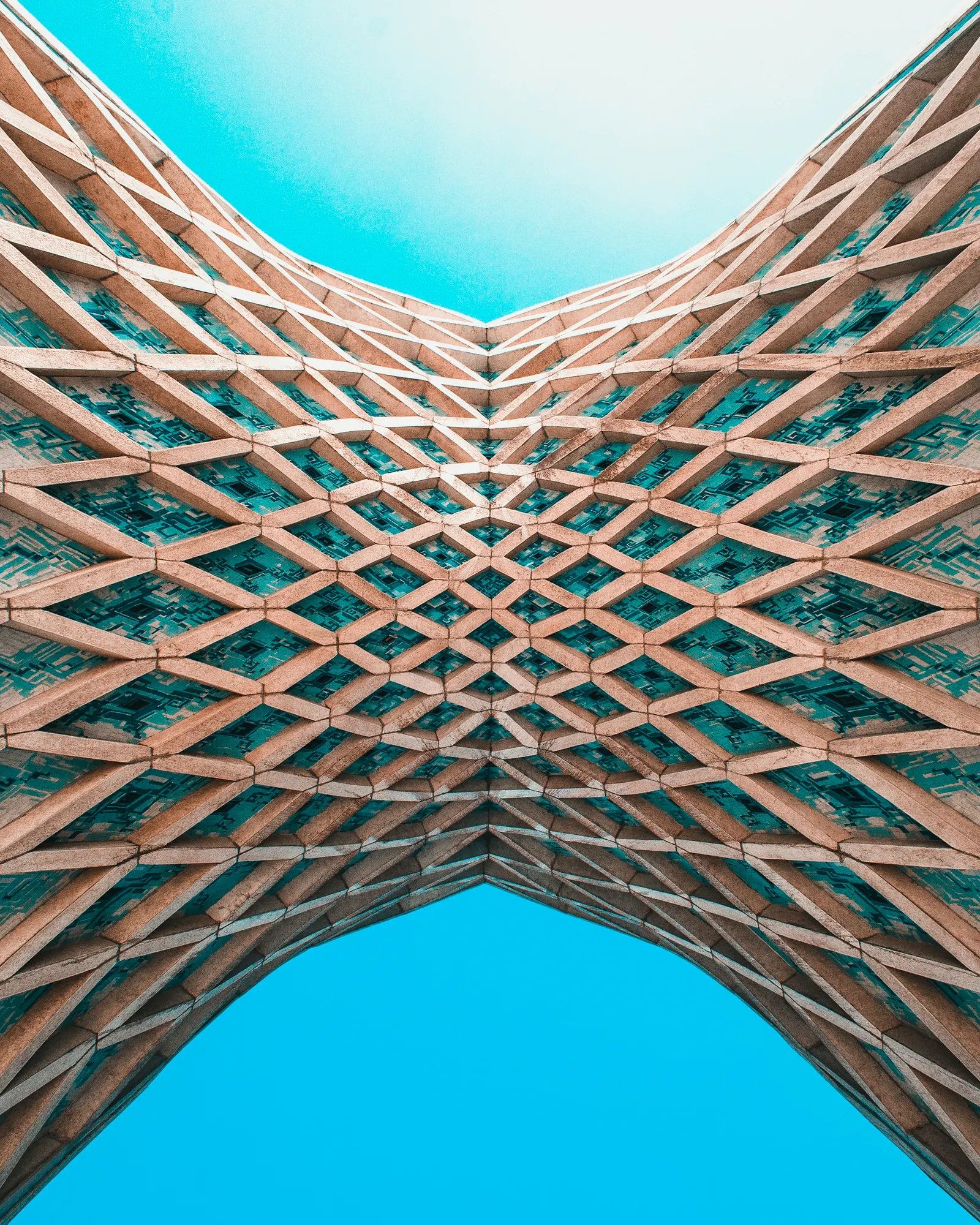Façade architecturale en losanges, symbole de la rigueur d'InfraNext